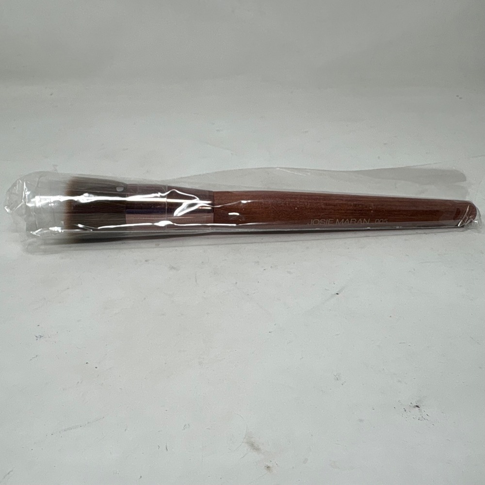 Josie Maran 005 Makeup Brush Wooden Handle Synthetic Bristles New
